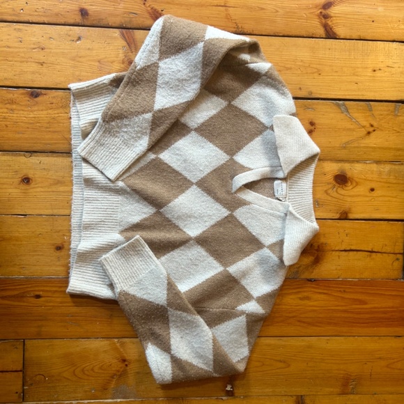 Sweater tan and white diamonds. - Picture 2 of 3